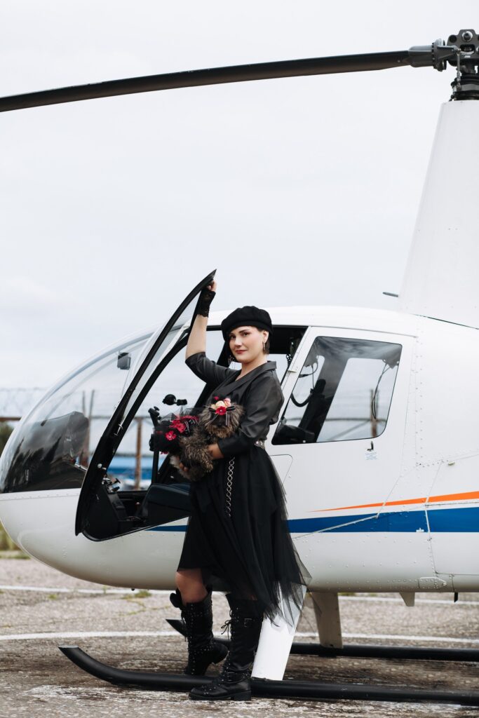 Эксклюзивная фотосессия прошла на открытой площадке на фоне вертолета Robinson R-44