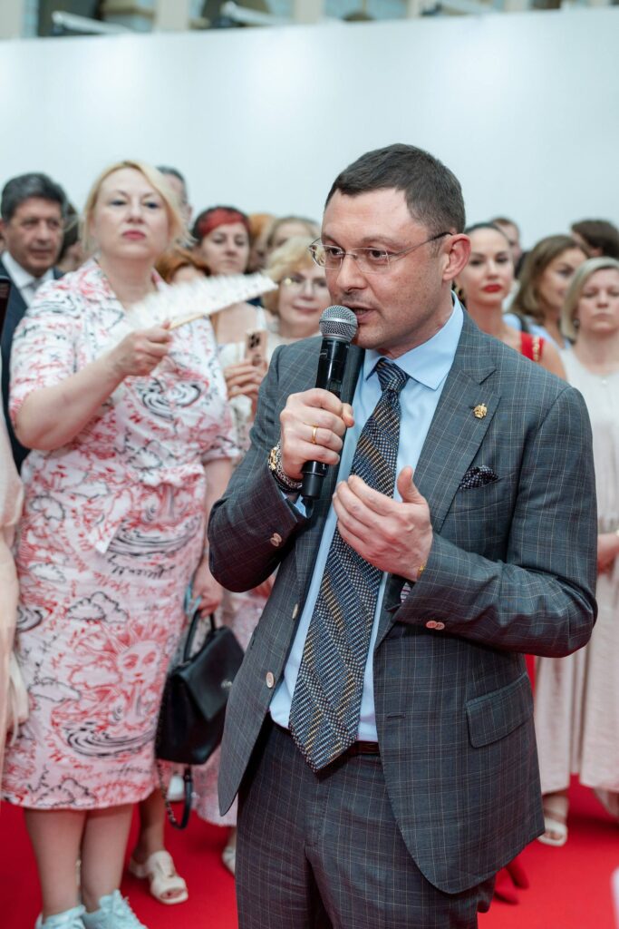 Мария Захарова, Евгений Маргулис,Владислав Лисовец, Елена Кулецкая, Игорь Гуляев и многие другие на открытии Международного фестиваля современного искусства «Традиции и современность» в Гостином дворе Москвы