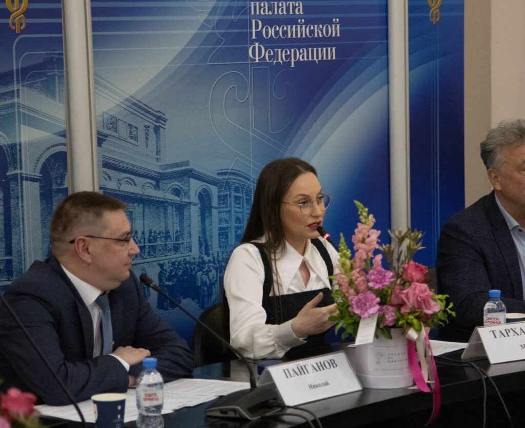 В ТПП РФ обсудили новый закон о запрете рекламы эзотериков в соцсетях.