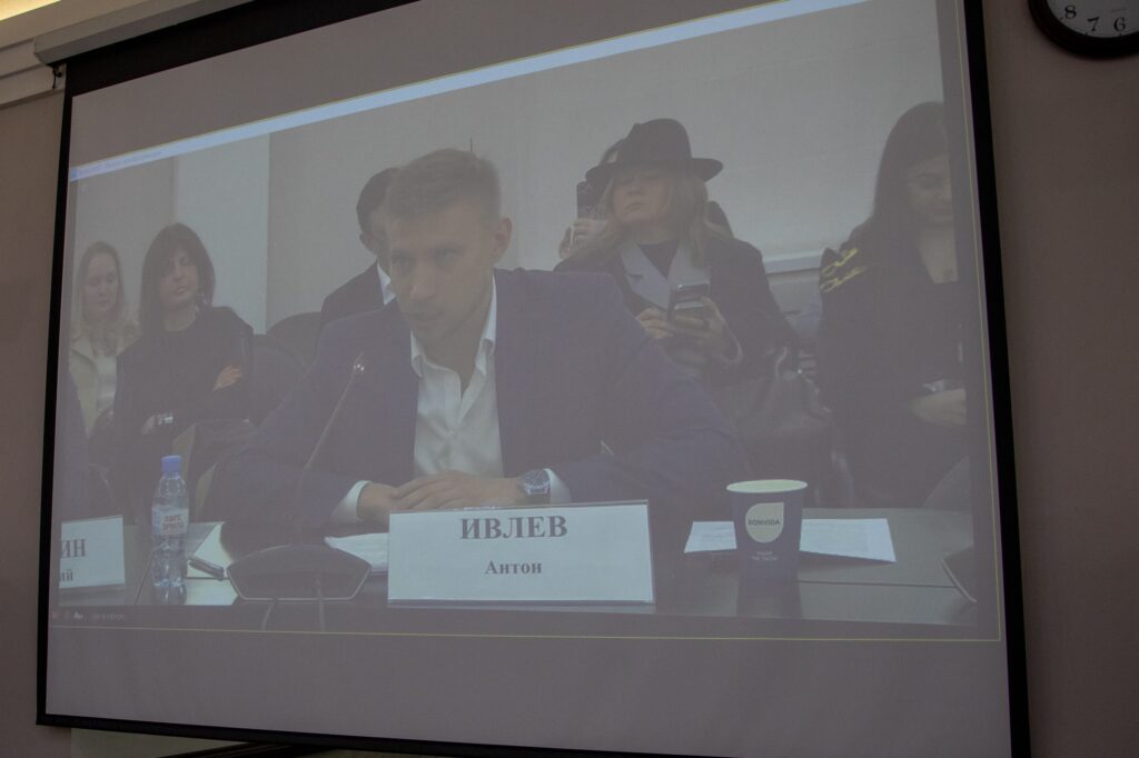 В ТПП РФ обсудили новый закон о запрете рекламы эзотериков в соцсетях.