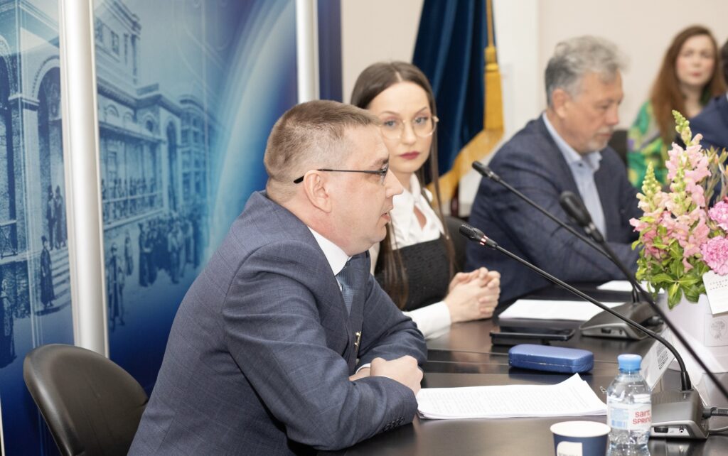 В ТПП РФ обсудили новый закон о запрете рекламы эзотериков в соцсетях.